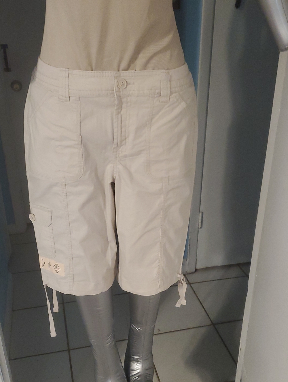 Unbranded Item - Light Gray/Cream Tones